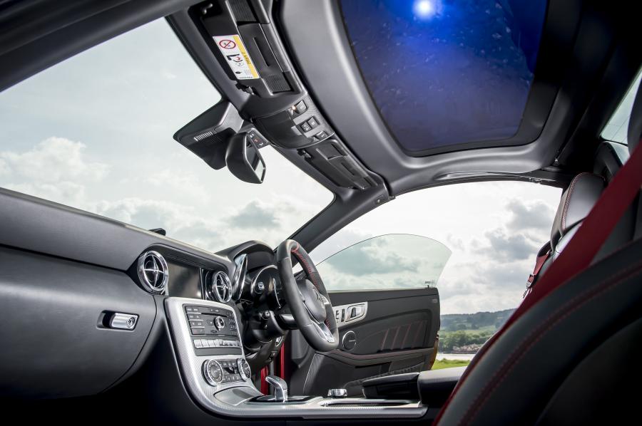 Интерьер Mercedes-AMG SLC43 2016 года  (UK) (фото 3 из 30)